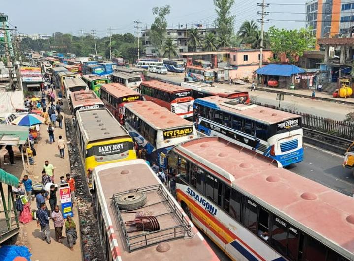 ঈদযাত্রা ঘিরে চন্দ্রা ত্রিমোড়ে বাড়ছে যানবাহনের চাপ, শঙ্কা যানজটের