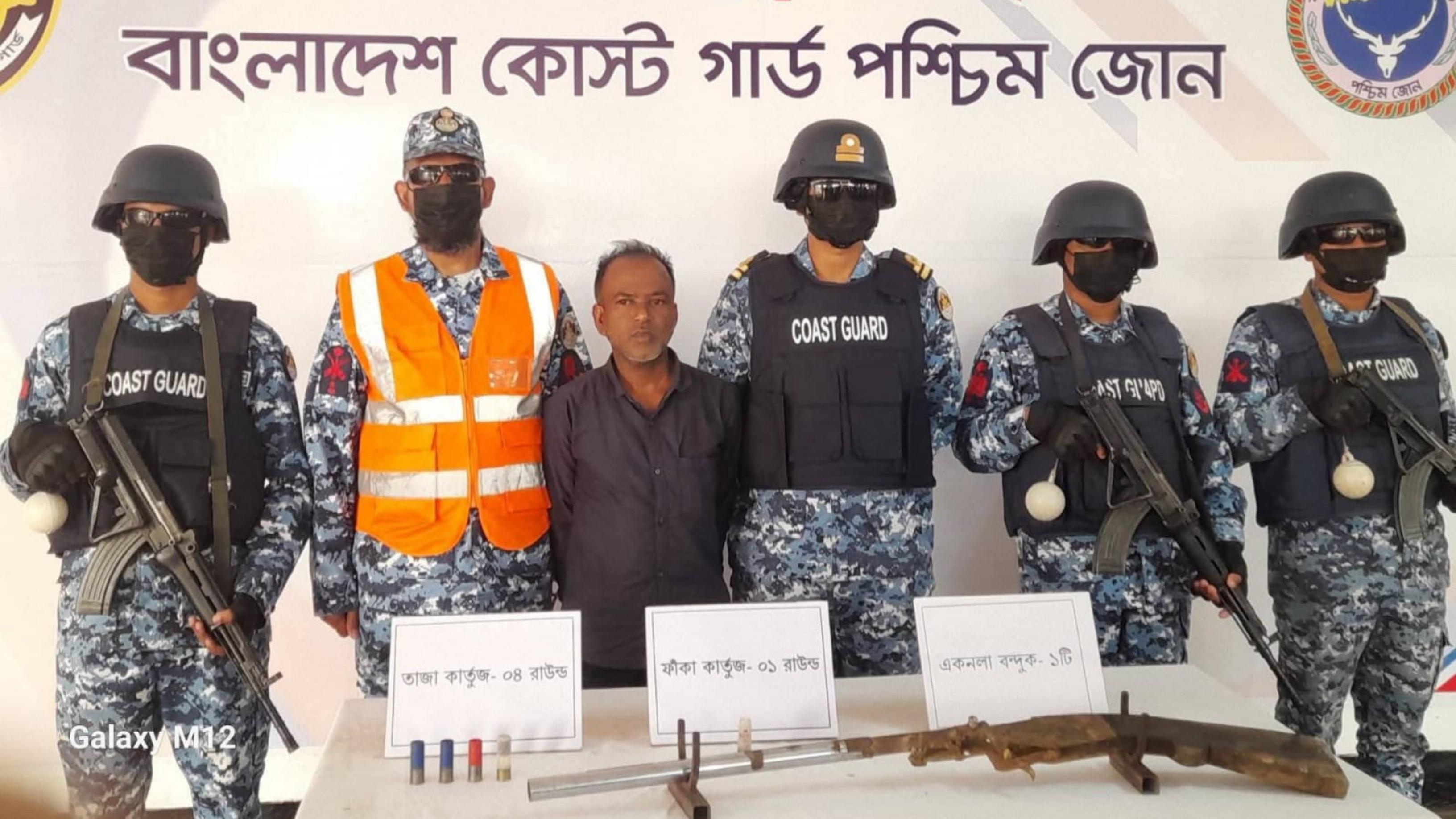 সুন্দরবনে কোস্ট গার্ডের অভিযানে আসাবুর বাহিনীর প্রধান সহযোগী আটক