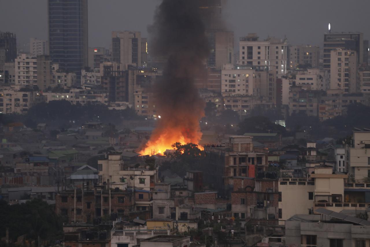 কড়াইল বৌ-বাজার বস্তিতে ভয়াবহ অগ্নিকাণ্ড