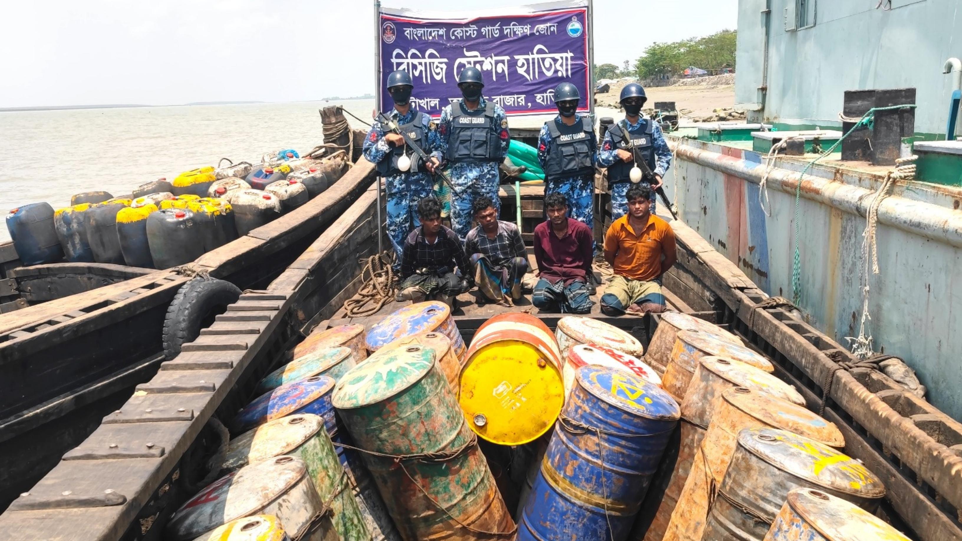 হাতিয়ায় অবৈধ জ্বালানি তেলসহ আটক ৪