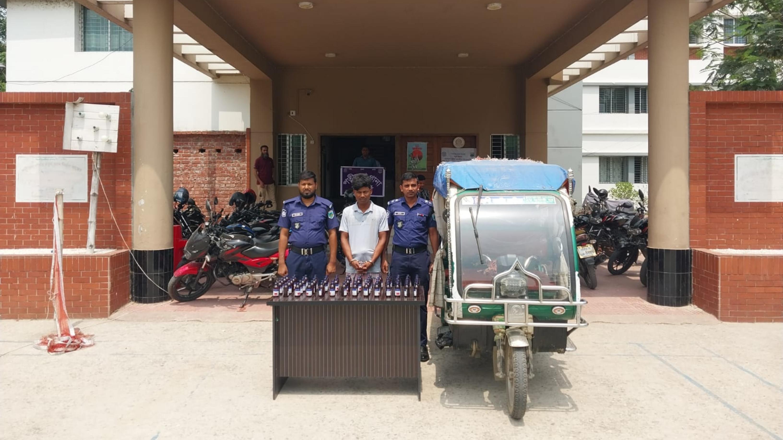 নওগাঁয় ৭০ বোতল ভারতীয় মাদকসহ আটক ১, ইজিবাইক জব্দ