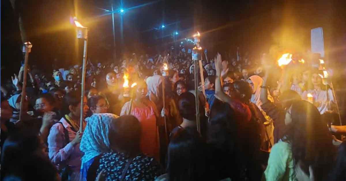 ধর্ষণচেষ্টার অভিযোগে বিক্ষোভে ফুঁসছে জাহাঙ্গীরনগর বিশ্ববিদ্যালয়