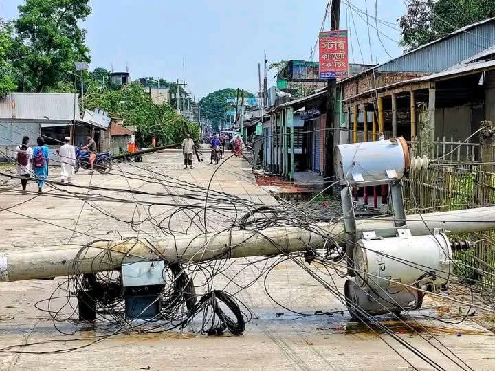 কালবৈশাখীর তাণ্ডবে লণ্ডভণ্ড সুন্দরগঞ্জ, ৮০ হাজার গ্রাহক বিদ্যুৎ বিচ্ছিন্ন
